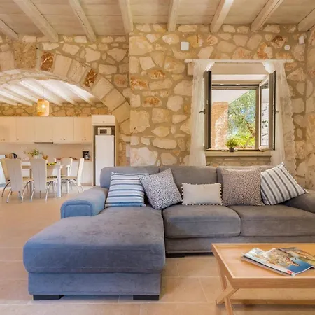 Vilă Ionio Elia By *