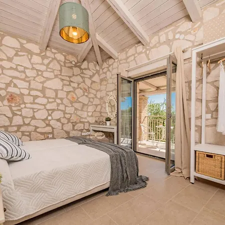 Vilă Ionio Elia By *